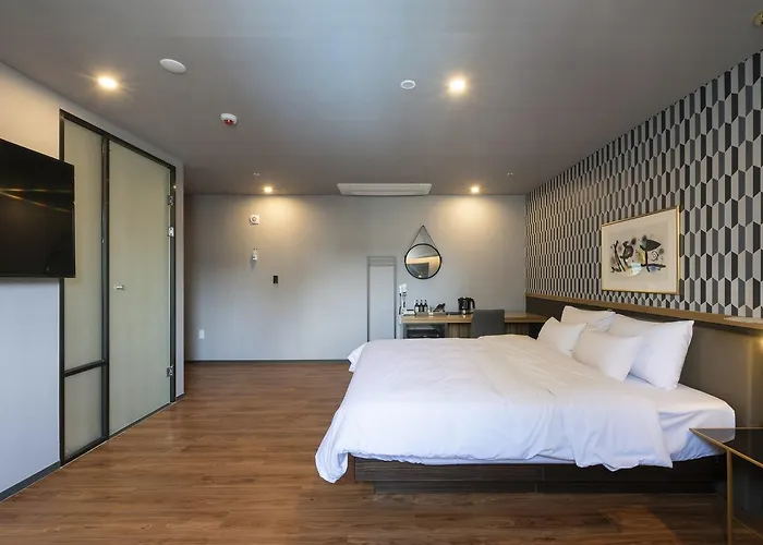 Seomyeon Brown-dot Gold 3* Busan