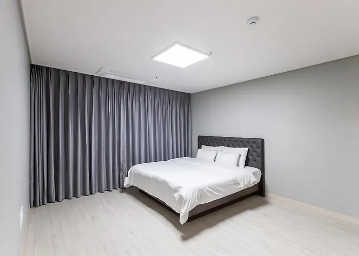 Seomyeon Brown-dot Gold 3* Busan
